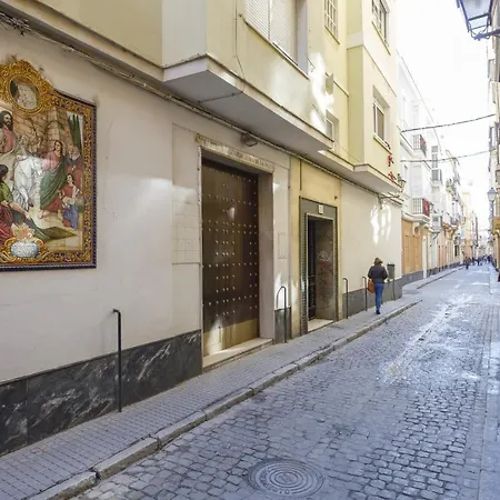 Apartamento Con Patio En Centro Cádiz